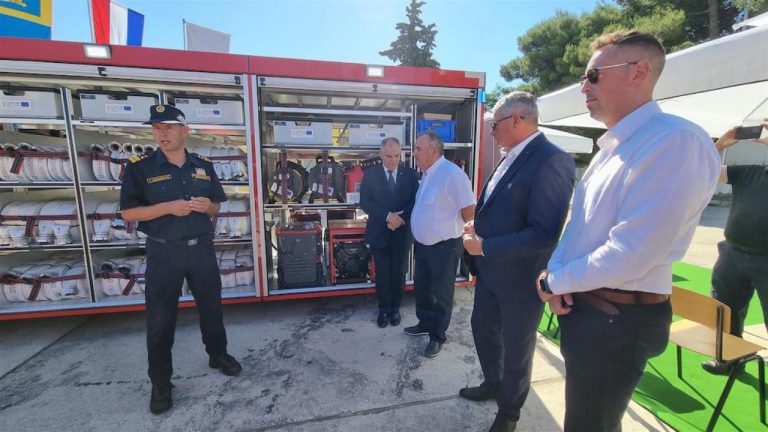 Projekt STREAM – Splitsko-dalmatinskim vatrogascima svečano predan kontejner s opremom za zaštitu od poplava