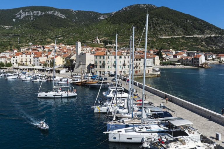 SD županija ulaže u otoke 35 milijuna eura iz EU fondova. Evo što se radi u Komiži, Jelsi, Nerežiš-ima, Vrboskoj…